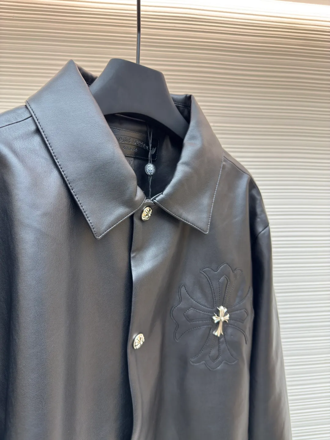 Chrome Hearts Cross Silver Leather Jacket ●Item No.: 1680457-C65 ●Material: black pebbled leather fabric ●Technology: patch embroidery ●Version: loose fit ●Weight: about 875 grams ●Size: S-M-L ●Description: The fabric is custom-woven using black pebbled genuine leather. Customized silk jacquard logo lining. Customized 925 silver cross. Embroidery is processed by TAJIMA machine. Patch embroidery process. Customized leather trademark. Customized leather size. Customized 5.8cm metal logo label. Customized 18mm four-button buckle. Customized 18mm two-button button. Customized accessories. Same style for men and women. Full of street feel. Very good workmanship details. The overall wiring is straight and delicate, the fabric is comfortable and soft, and the color is consistent without color difference. It can be matched with the same style to create a fashionable look and control various occasions. Customized accessories, complete with three standards, same style for men and women!